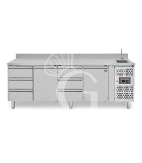 Mesa refrigerada 3 cajones 2 puertas con fregadero y peto, Prof. 700 mm, Temp. +2ºC/+8ºC, grifo incluido