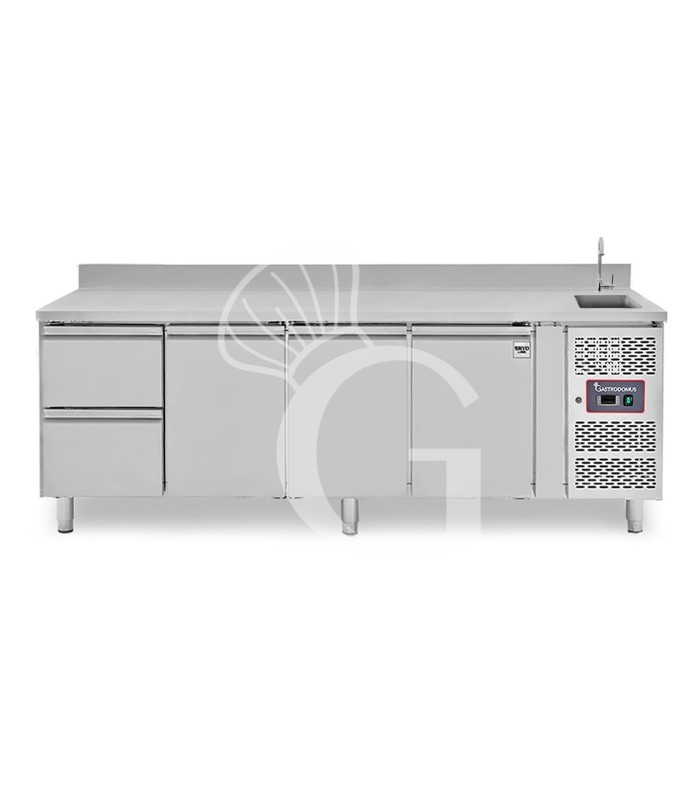 Mesa refrigerada 2 cajones 3 puertas con fregadero y peto, Prof. 700 mm, Temp. +2ºC/+8ºC, grifo incluido