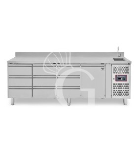 Mesa refrigerada 9 cajones 1 puerta con fregadero y peto , Prof.700 mm, Temp. +2ºC/+8ºC, grifo incluido