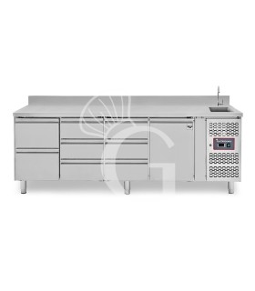 Mesa refrigerada con 8 cajones, 1 puerta, fregadero y peto, prof. 700 mm, temp. +2°C/+8°C, incluye grifo