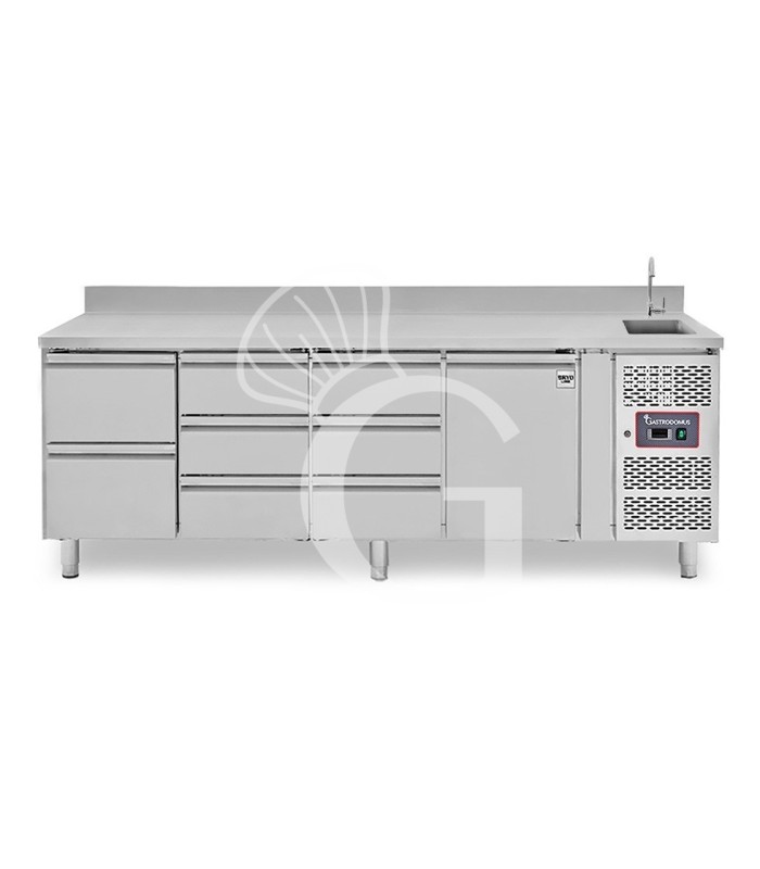 Mesa refrigerada con 8 cajones, 1 puerta, fregadero y peto, prof. 700 mm, temp. +2°C/+8°C, incluye grifo