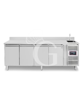 Mesa refrigerada 4 puertas con fregadero y peto motor derecho, Prof. 700 mm Temp.  -2°C/+8°C con grifo en dotación