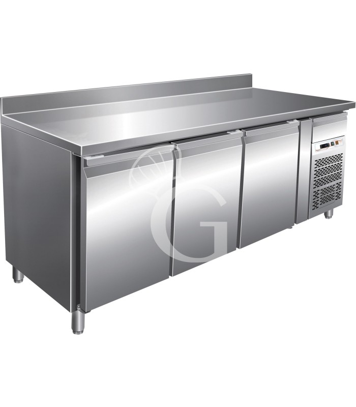 Mesa refrigerada con 3 puertas, cajón sobre el motor, profundidad 700 mm, −2°C/+8°C – Clase energética B