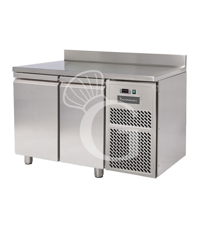 Mesa refrigerada con 2 puertas, peto, profundidad 600 mm y temperatura 0°C/+10°C, con motor a distancia
