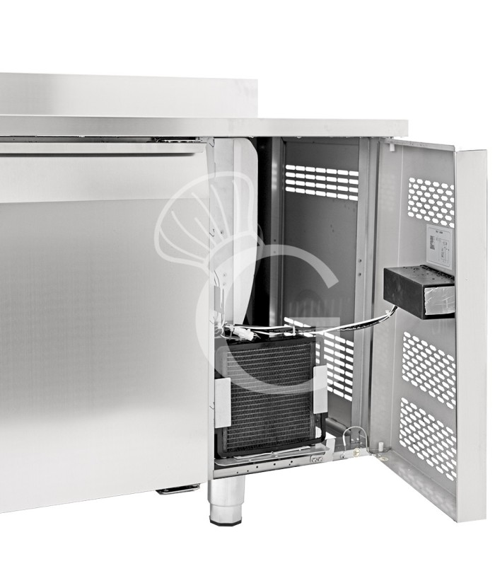 Mesa refrigerada de 4 puertas con peto trasero, 0 °C/+8 °C, clase energética A, profundidad de 700 mm