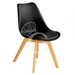 Silla Duck con estructura de madera, asiento y respaldo de polipropileno y cojín de cuero sintético