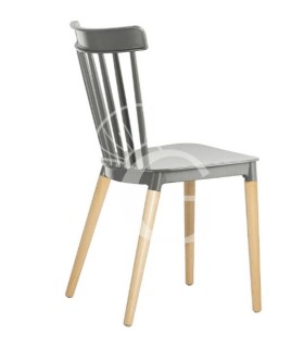 Silla Elena con patas de madera, asiento y respaldo de polipropileno