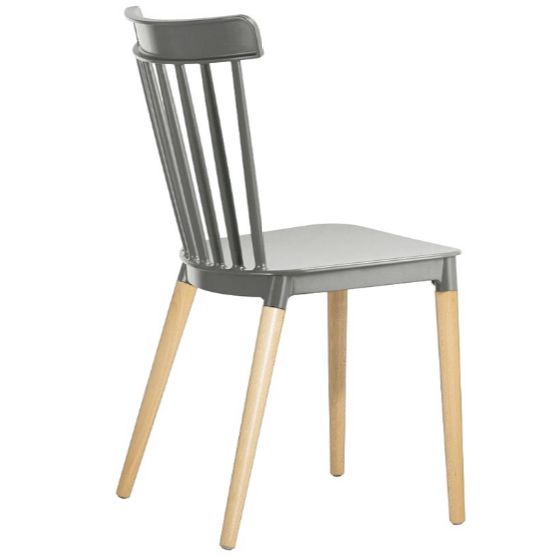 Silla Elena con patas de madera, asiento y respaldo de polipropileno
