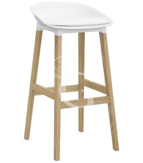 Taburete Oslo con estructura de madera, asiento de polipropileno y cojín de cuero sintético