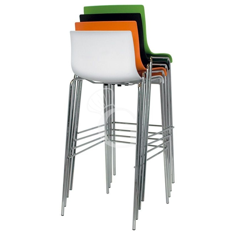 Taburete Odeon con estructura de acero cromado asiento y respaldo de polipropileno