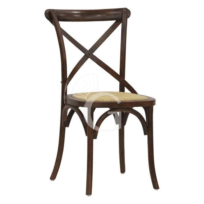 Silla Primula de paja con estructura de madera y asiento de ratán