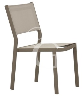Silla Enrica2 con estructura metálica, asiento y respaldo de textilene