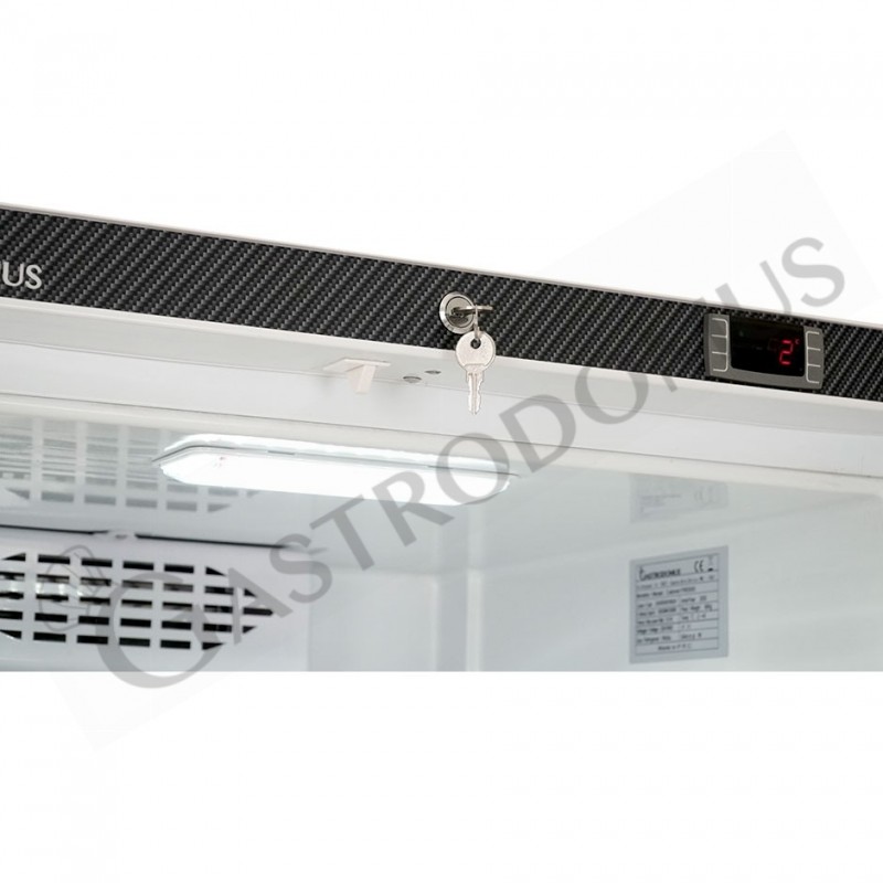 Detalle cerradura con llave