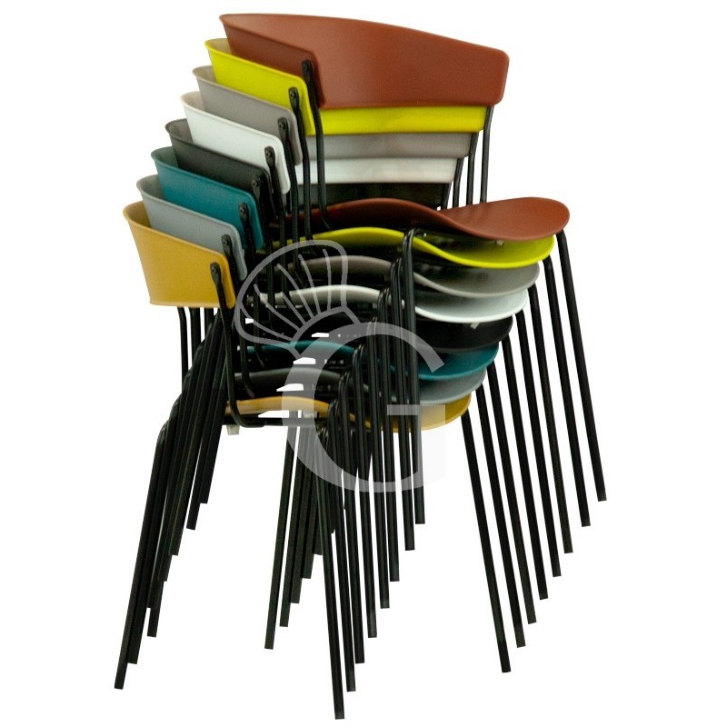 Silla Diana con estructura de metal barnizado, asiento y respaldo de polipropileno