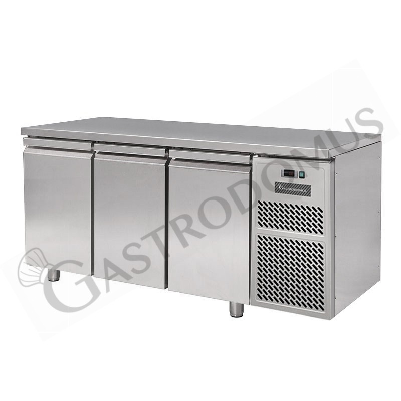 Mesa Refrigerada para gastronomía 3 puertas 700 mm de profundidad -18°C/-22°C, clase de eficiencia energética G